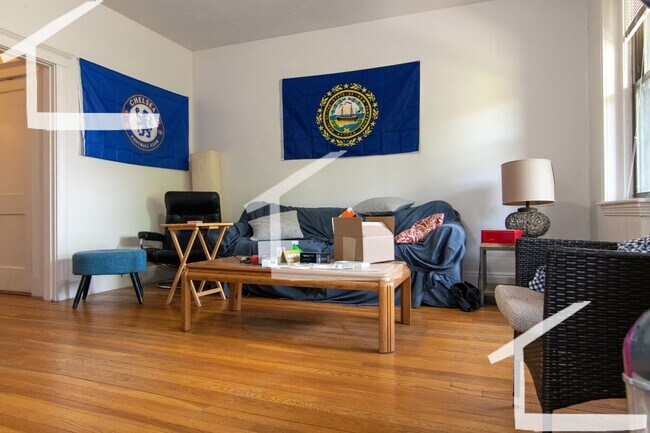 Building Photo - 9/1 Spacious 2BR w/heat inc, balcony on Br...