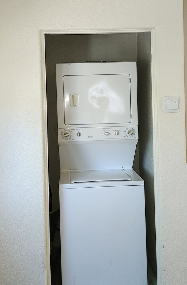 Building Photo - Nice Granny unit w/bedroom