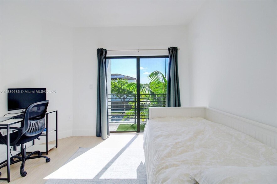 Building Photo - 21016 NE 2nd Ct