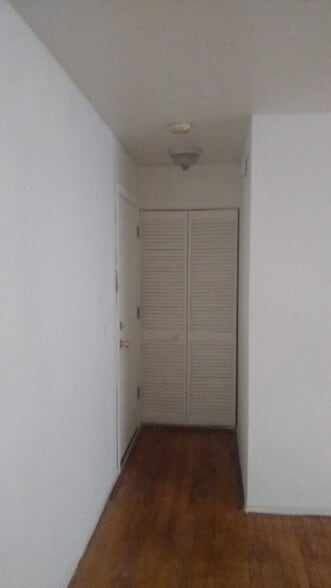 Building Photo - 5950 N Kenmore Ave