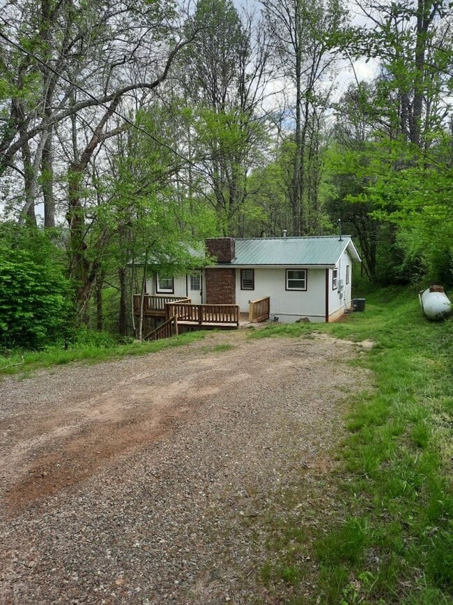 Building Photo - $1,500 - 2 Bedroom 1.5 Bathroom Cottage on...