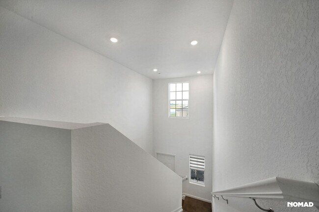 Building Photo - Spacious 5BR House in Fort Pierce, 5 minut...