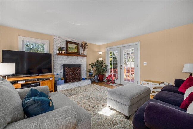 Building Photo - 1059 E Shore Rd