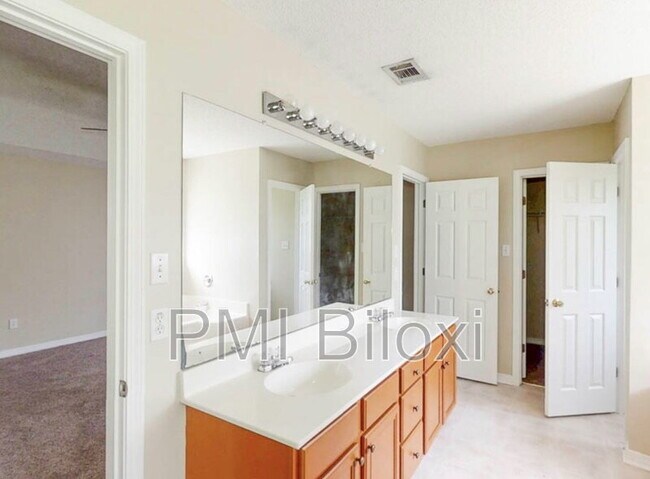 Building Photo - 3514 Farrington Ct