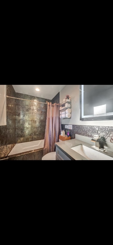 Building Photo - 523 Fischer St