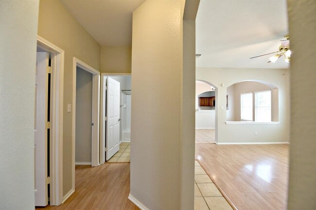 Building Photo - 2106 Charlotte Estates Dr