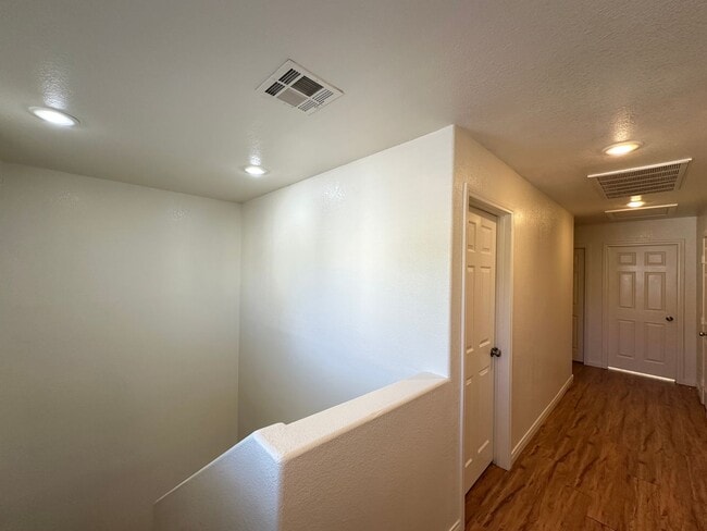 Building Photo - Huntington Village B