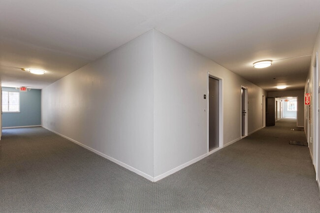 Building Photo - The Lakemont