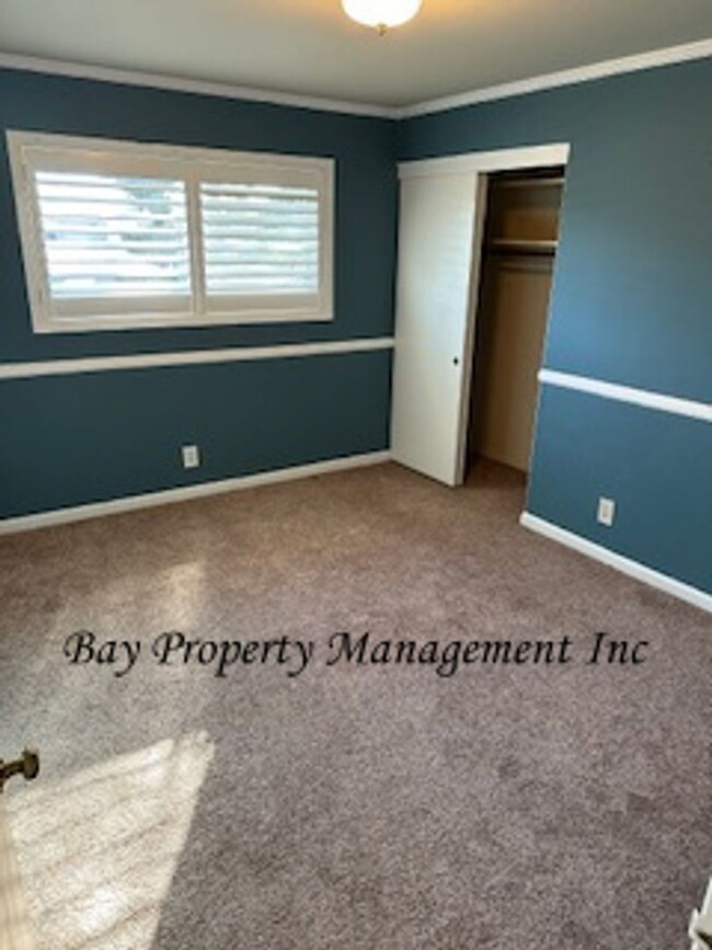 Building Photo - Rent Reduced!  Bring your pets! Beautiful ...