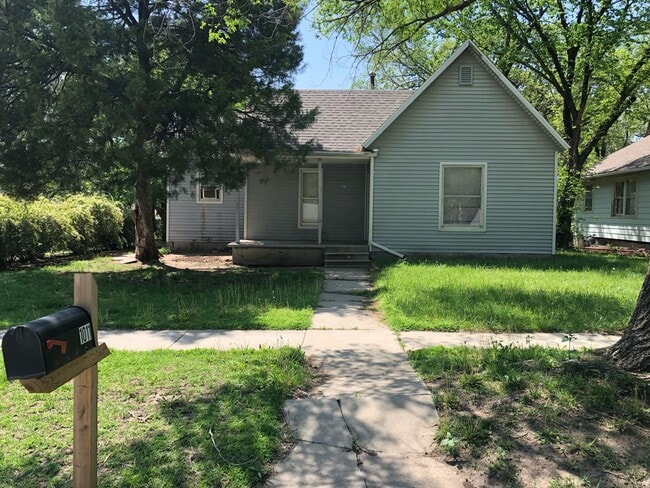 Primary Photo - $825 - 2 bed 1 bath - Single Family Home