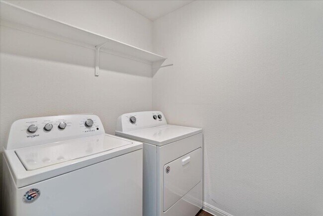 Building Photo - 516 Peony Ct