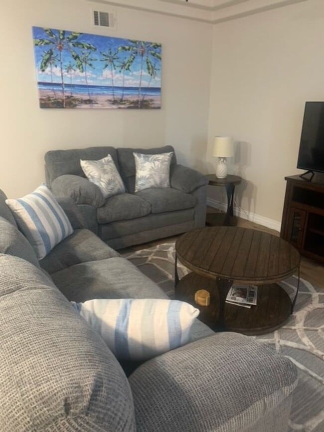 Building Photo - The Falls Upper Level 2 bed/2 bath with gr...