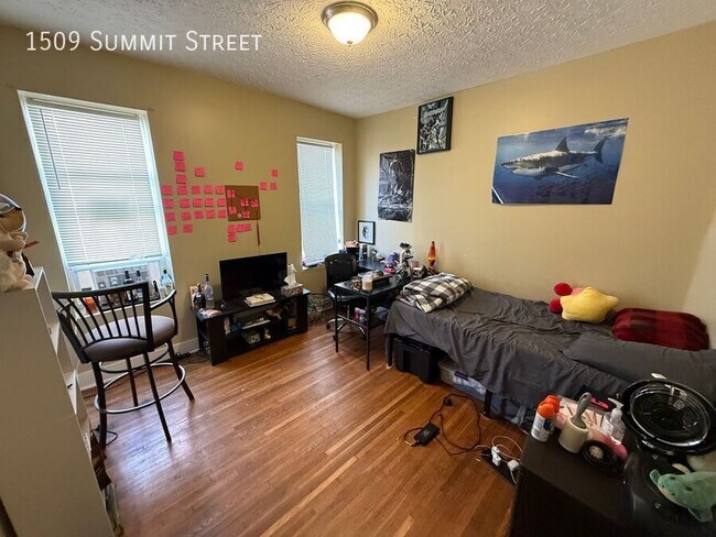 Building Photo - 1509 Summit St