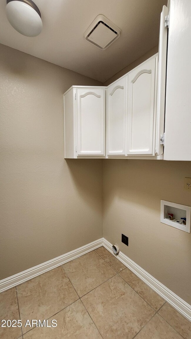 Building Photo - 211 E Tremaine Ave