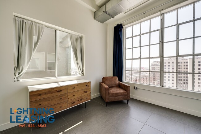 Building Photo - 939 S Broadway-1008