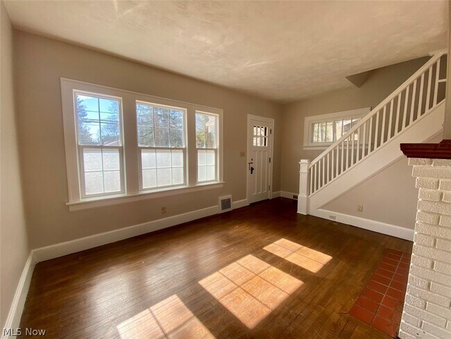 Building Photo - 623 Doris Ave