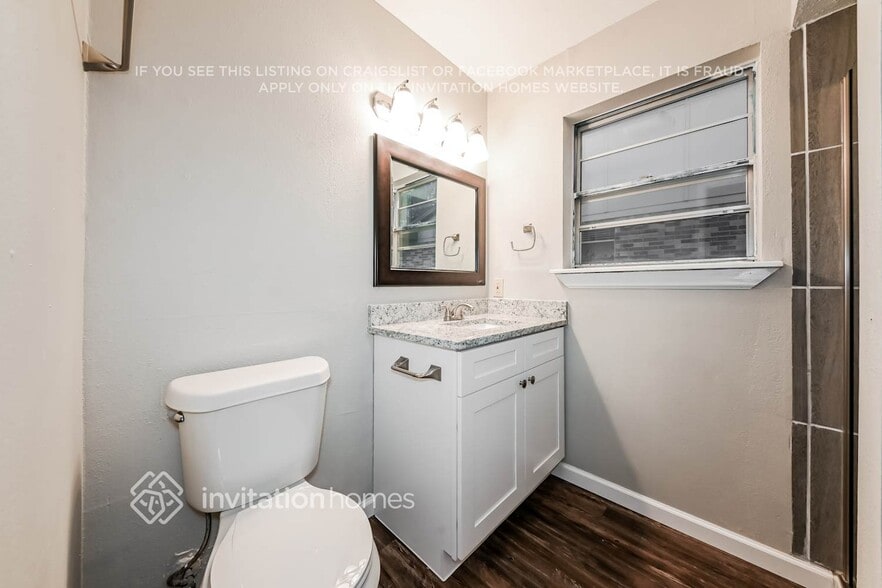 Building Photo - 2324 Lovell Dr