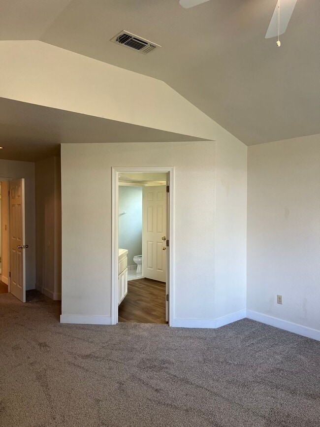 Building Photo - COMPLETELY REMODELED 3 BEDROOM HOUSE IN W. ROSEVILLE!!