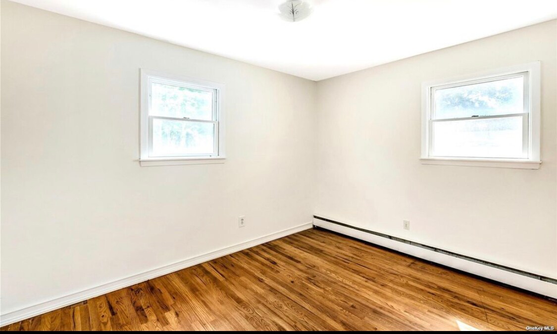 Building Photo - 370 Blue Point Rd