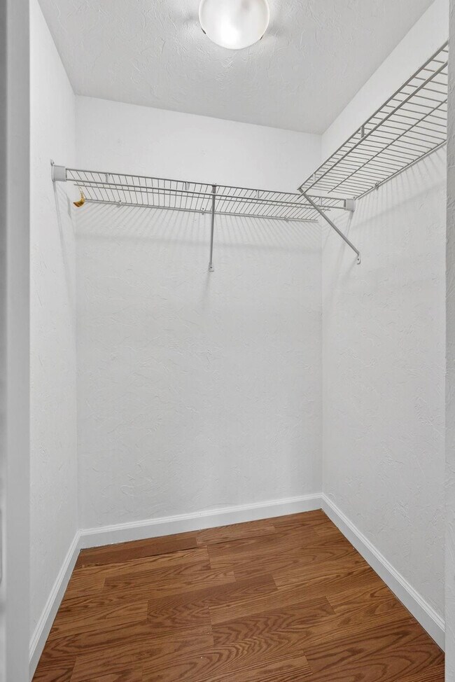 Building Photo - 1120 Lake Shore Dr