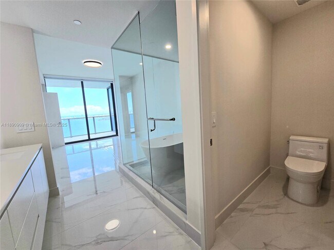 Building Photo - 700 NE 24th St