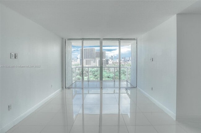 Building Photo - 1861 NW South River Dr