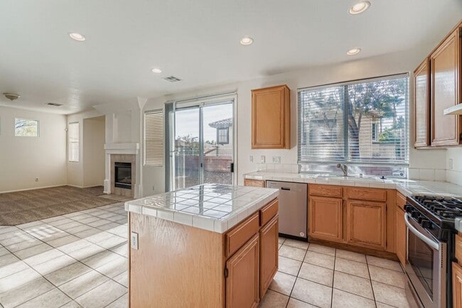 Building Photo - Newly remodeled 3 bedroom Summerlin home!