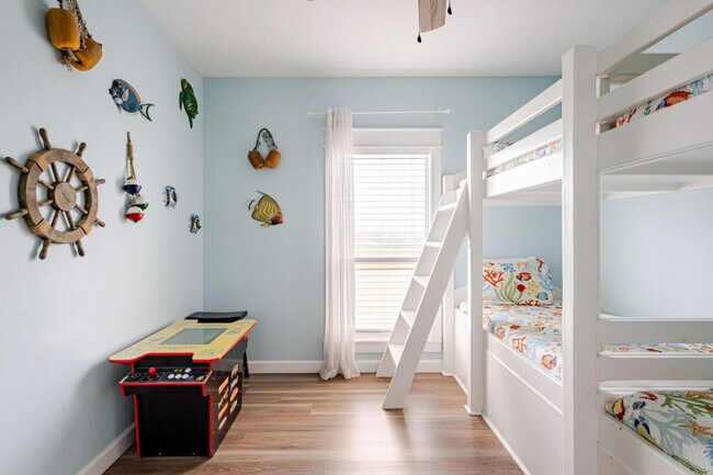 Building Photo - 994 Dolly St