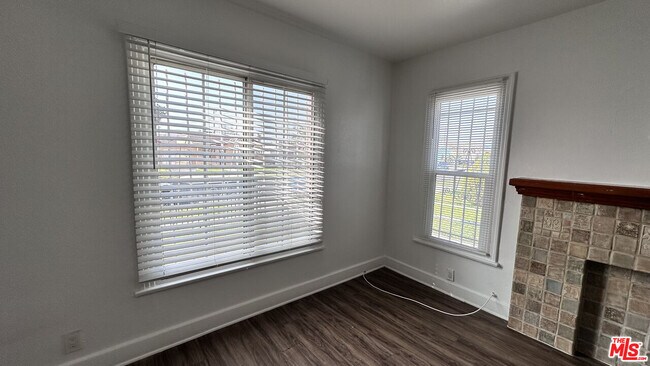 Building Photo - 1709 W 70th St