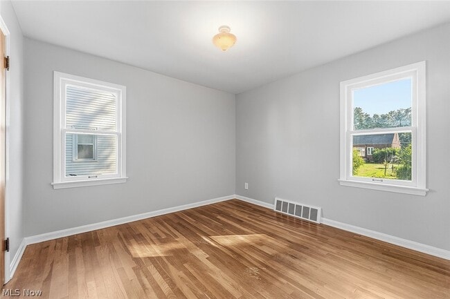 Building Photo - 866 E 209th St