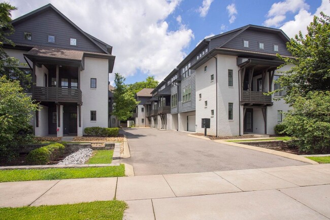 Building Photo - 4 BEDROOM, 5 BATH, 2-CAR GARAGE-