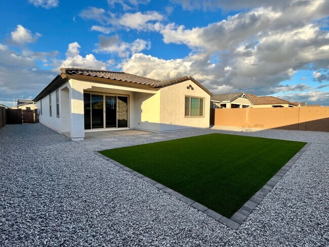 Building Photo - COMING SOON!! HOME IN TOLLESON! 4 BEDROOM 3 BATHROOMS!