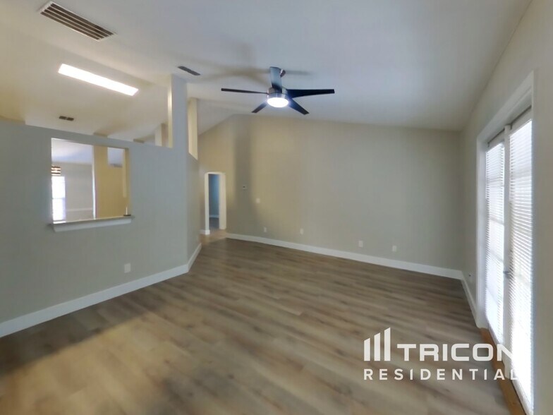 Building Photo - 84092 St James Ct