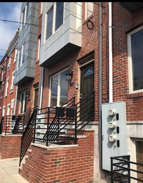 Outside - 1621 Carpenter St