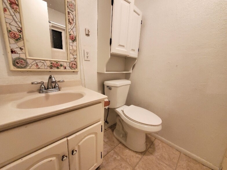 Building Photo - 820 Pineland Ave