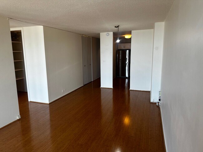 Building Photo - Sunny Studio with Lakeside Views