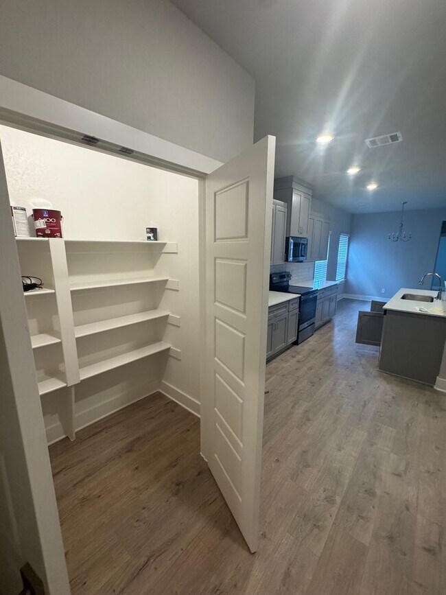 Building Photo - Enclosed Fenced Yard - 3/2/2 - Commuter Friendly