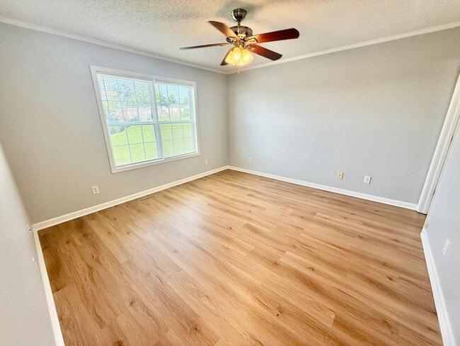 Building Photo - 3 Bed 2 Bath home with pool and lawncare included for $1825!!!