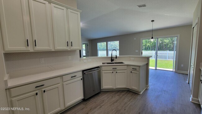 Building Photo - 2735 Woodsdale Dr