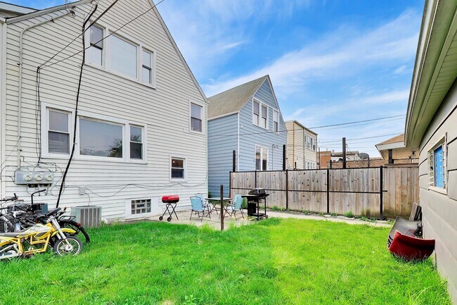 Building Photo - 2206 N Kostner Ave