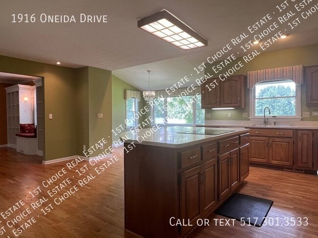 Building Photo - 1916 Oneida Dr