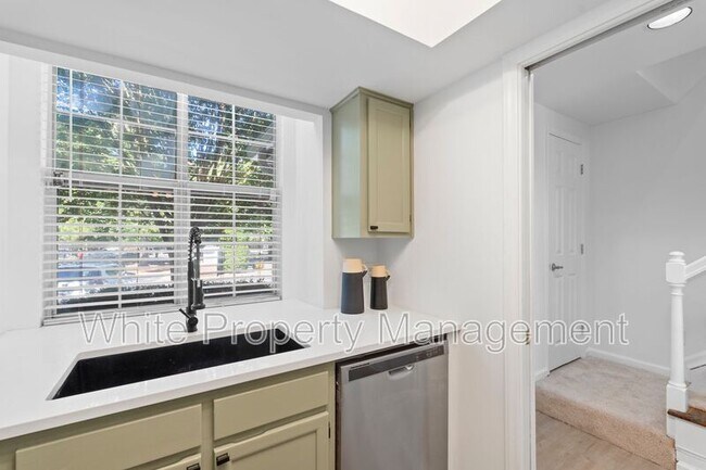 Building Photo - 9231 Kings Canyon Dr