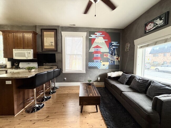 Building Photo - 608 Park St.