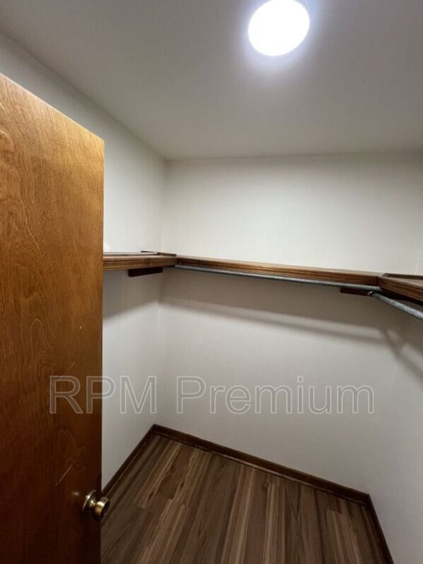 Building Photo - 13936 Cayuga Dr