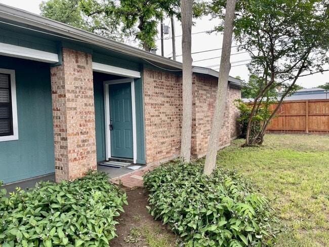 Primary Photo - Duplex Blocks from Downtown and Town Lake