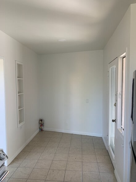 Kitchen/eat in area - 6213 Commodore Sloat Dr
