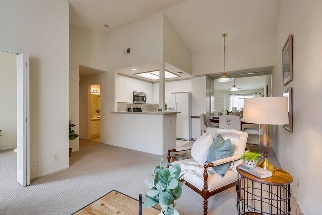 Building Photo - Beautiful Aliso Viejo Condo in the Seagate Colony-2/2