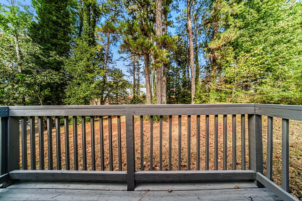 Building Photo - 2107 Hilton Dr