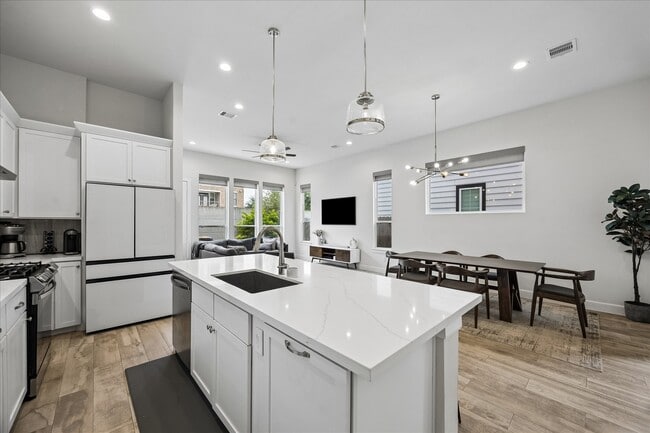 Building Photo - 2804 Grand Fountains Dr