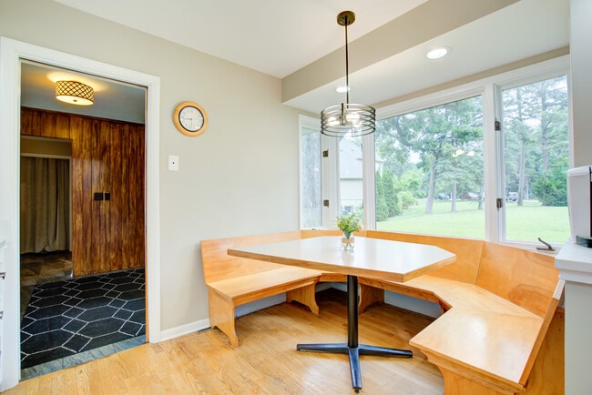 Building Photo - 24W360 Hemlock Ln
